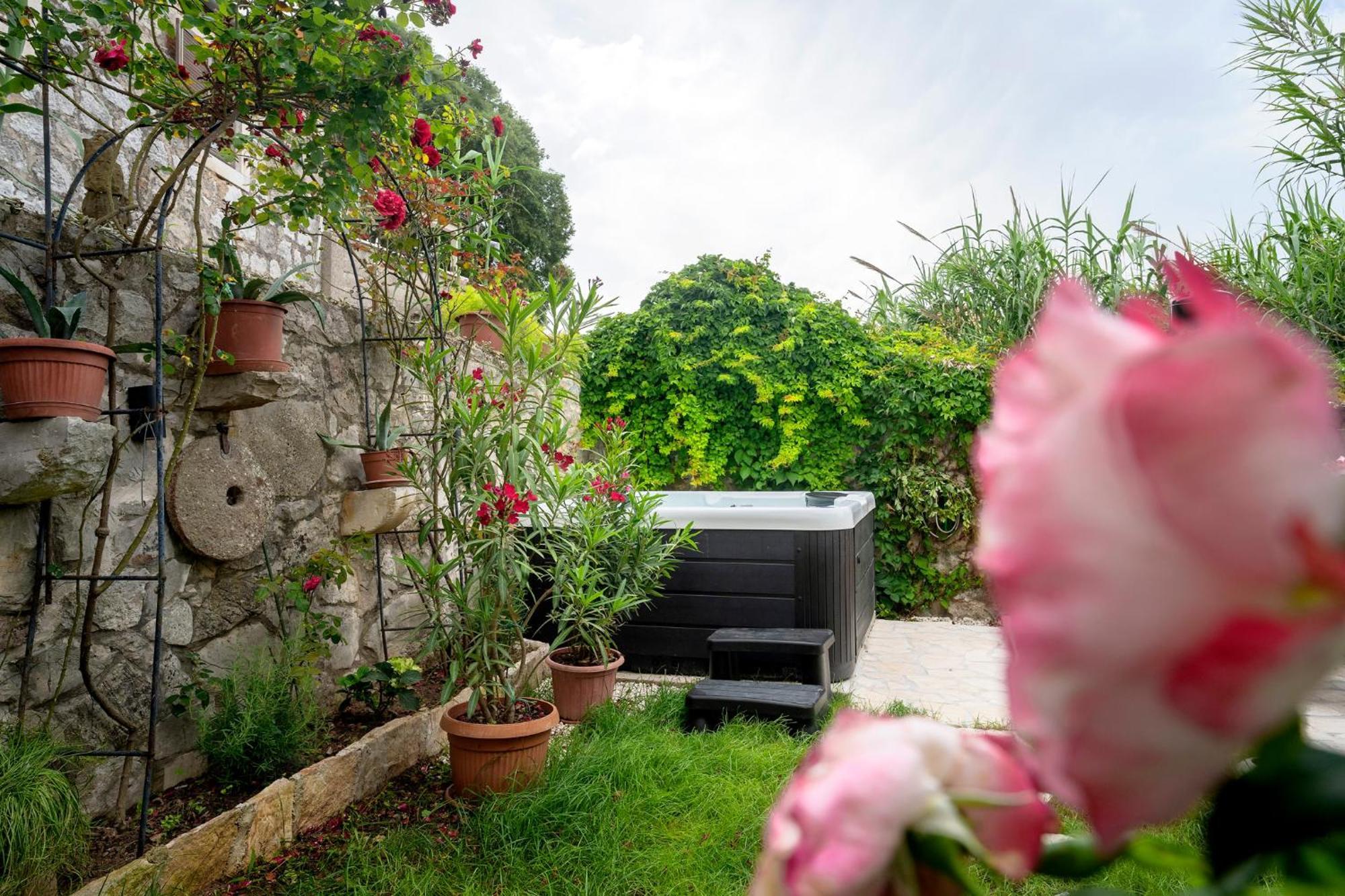Holiday Home Skala With Hot Tub & Kala With Terrace Pitve ภายนอก รูปภาพ